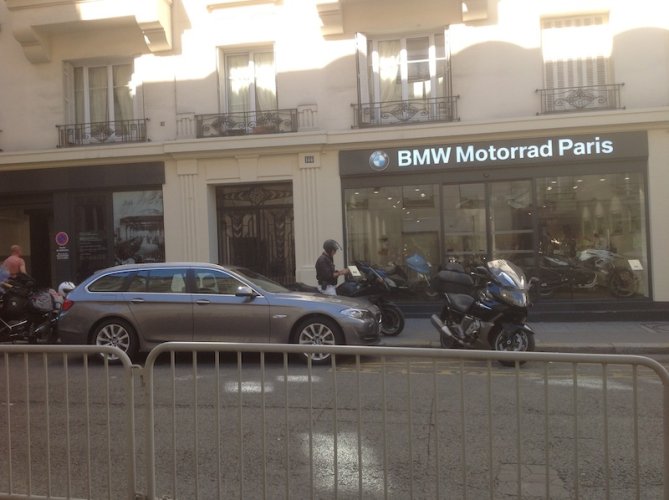 BMW Motorrad Paris.jpg