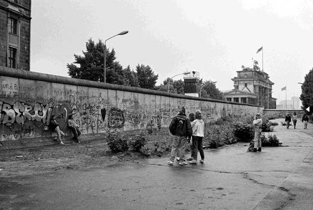 Berlin Wall b-w.jpg