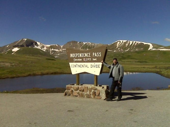 070510 Les by Independence Pass Sign.jpg