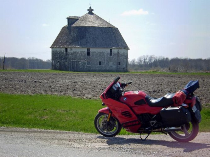 Round Barn Colchester IL.jpg