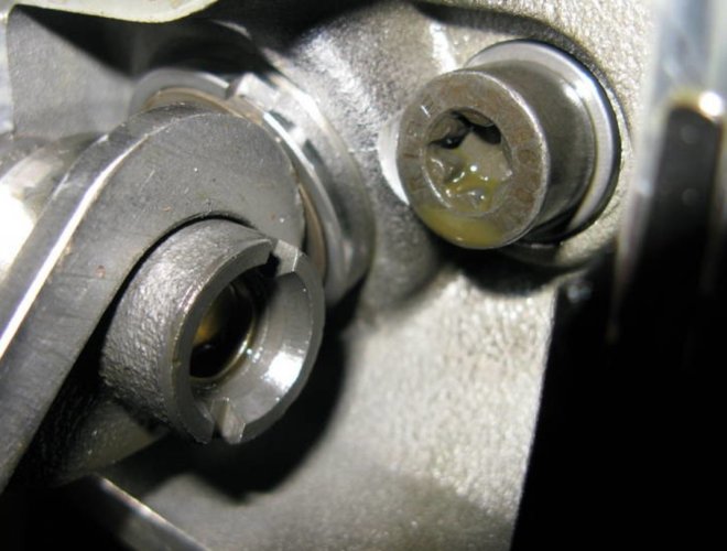 k75s-shim-tool-use-04 cam lobe up tool depresses valve.jpg